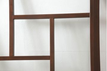 蔵戸をガラス戸にリメイク!!ご要望サイズにリサイズし、ガラス桟の製作、引手金具交換、戸車取り付け。ご希望の色に着色仕上げ。