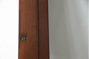 蔵戸をガラス戸にリメイク!!ご要望サイズにリサイズし、ガラス桟の製作、引手金具交換、戸車取り付け。ご希望の色に着色仕上げ。