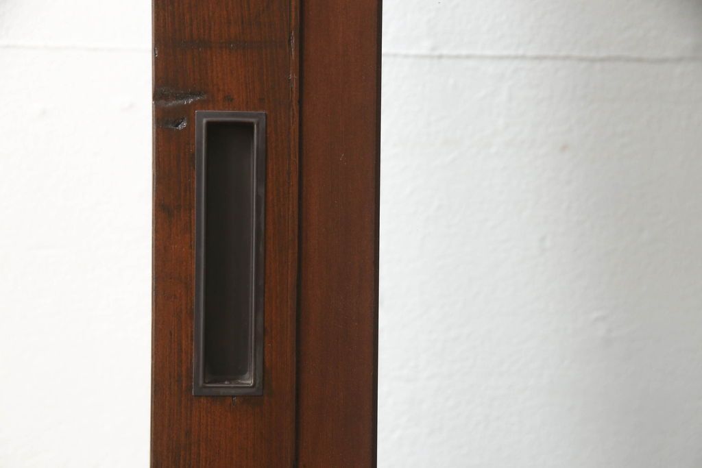 蔵戸をガラス戸にリメイク!!ご要望サイズにリサイズし、ガラス桟の製作、引手金具交換、戸車取り付け。ご希望の色に着色仕上げ。