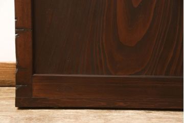 蔵戸をガラス戸にリメイク!!ご要望サイズにリサイズし、ガラス桟の製作、引手金具交換、戸車取り付け。ご希望の色に着色仕上げ。