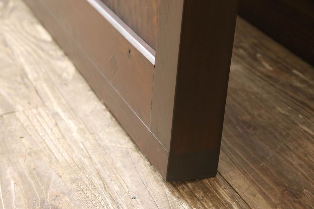 蔵戸をガラス戸にリメイク!!ご要望サイズにリサイズし、ガラス桟の製作、引手金具交換、戸車取り付け。ご希望の色に着色仕上げ。