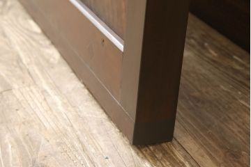 蔵戸をガラス戸にリメイク!!ご要望サイズにリサイズし、ガラス桟の製作、引手金具交換、戸車取り付け。ご希望の色に着色仕上げ。