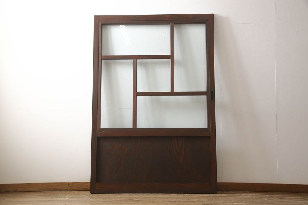 蔵戸をガラス戸にリメイク!!ご要望サイズにリサイズし、ガラス桟の製作、引手金具交換、戸車取り付け。ご希望の色に着色仕上げ。