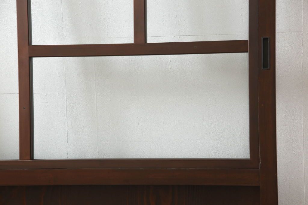 蔵戸をガラス戸にリメイク!!ご要望サイズにリサイズし、ガラス桟の製作、引手金具交換、戸車取り付け。ご希望の色に着色仕上げ。