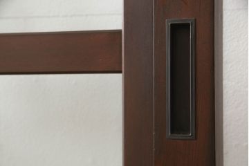 蔵戸をガラス戸にリメイク!!ご要望サイズにリサイズし、ガラス桟の製作、引手金具交換、戸車取り付け。ご希望の色に着色仕上げ。