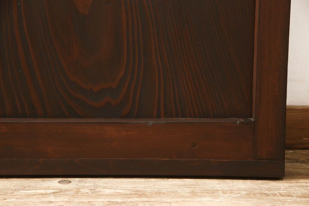 蔵戸をガラス戸にリメイク!!ご要望サイズにリサイズし、ガラス桟の製作、引手金具交換、戸車取り付け。ご希望の色に着色仕上げ。