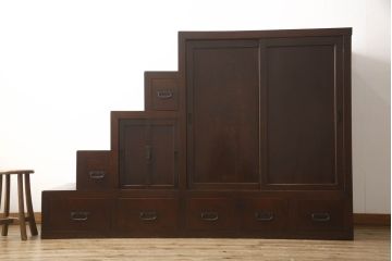 階段箪笥を綺麗に再生!ケヤキ材の天板を取付け、収納部に棚板を追加。ワントーン程落ち着いた色味に着色仕上げ。