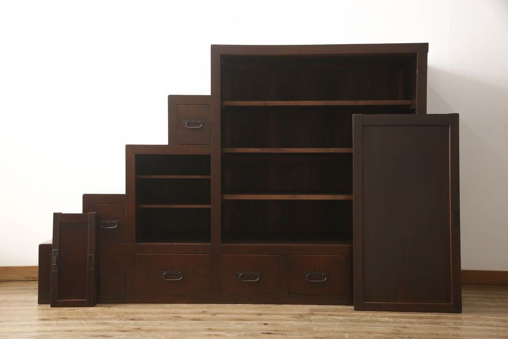 階段箪笥を綺麗に再生!ケヤキ材の天板を取付け、収納部に棚板を追加。ワントーン程落ち着いた色味に着色仕上げ。