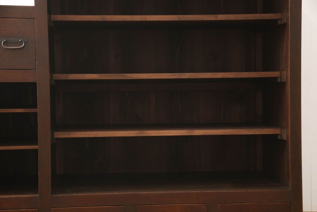 階段箪笥を綺麗に再生!ケヤキ材の天板を取付け、収納部に棚板を追加。ワントーン程落ち着いた色味に着色仕上げ。