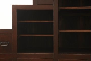 階段箪笥を綺麗に再生!ケヤキ材の天板を取付け、収納部に棚板を追加。ワントーン程落ち着いた色味に着色仕上げ。