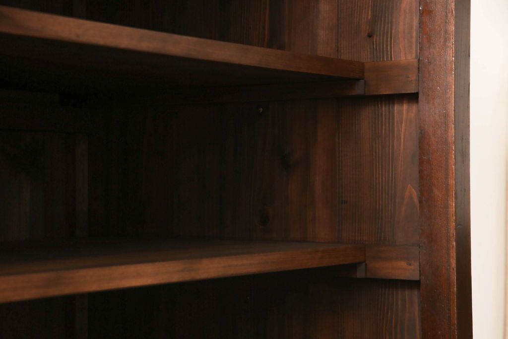 階段箪笥を綺麗に再生!ケヤキ材の天板を取付け、収納部に棚板を追加。ワントーン程落ち着いた色味に着色仕上げ。