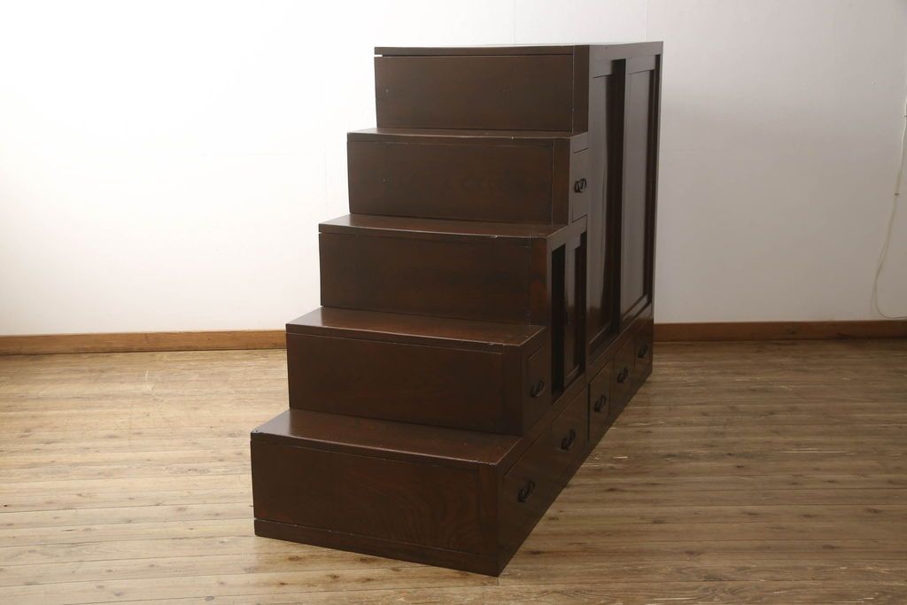 階段箪笥を綺麗に再生!ケヤキ材の天板を取付け、収納部に棚板を追加。ワントーン程落ち着いた色味に着色仕上げ。