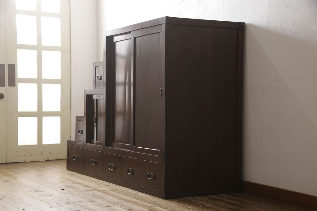 階段箪笥を綺麗に再生!ケヤキ材の天板を取付け、収納部に棚板を追加。ワントーン程落ち着いた色味に着色仕上げ。