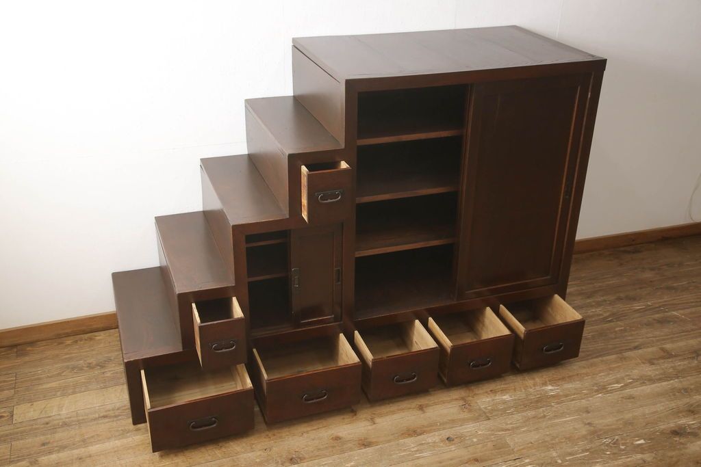 階段箪笥を綺麗に再生!ケヤキ材の天板を取付け、収納部に棚板を追加。ワントーン程落ち着いた色味に着色仕上げ。