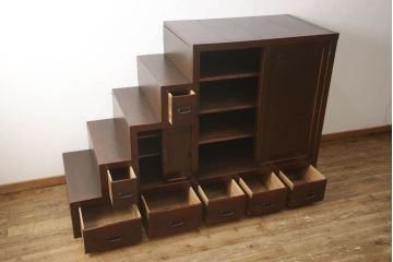 階段箪笥を綺麗に再生!ケヤキ材の天板を取付け、収納部に棚板を追加。ワントーン程落ち着いた色味に着色仕上げ。