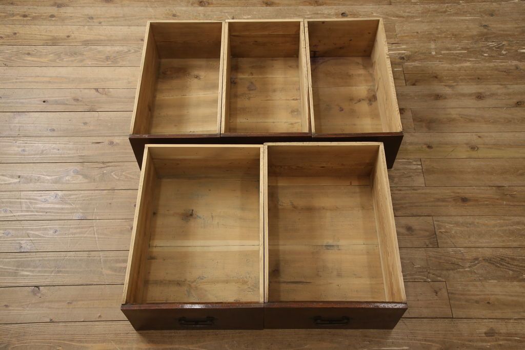 階段箪笥を綺麗に再生!ケヤキ材の天板を取付け、収納部に棚板を追加。ワントーン程落ち着いた色味に着色仕上げ。