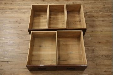 階段箪笥を綺麗に再生!ケヤキ材の天板を取付け、収納部に棚板を追加。ワントーン程落ち着いた色味に着色仕上げ。