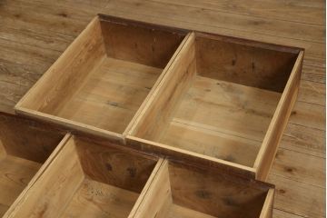 階段箪笥を綺麗に再生!ケヤキ材の天板を取付け、収納部に棚板を追加。ワントーン程落ち着いた色味に着色仕上げ。