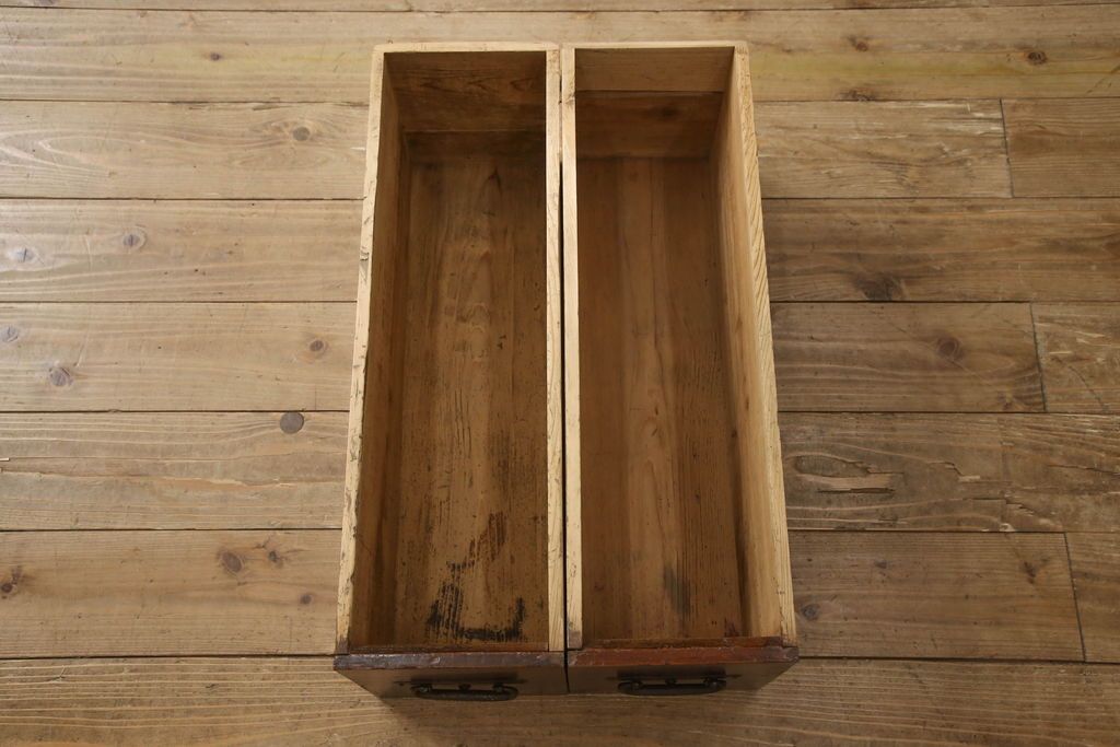 階段箪笥を綺麗に再生!ケヤキ材の天板を取付け、収納部に棚板を追加。ワントーン程落ち着いた色味に着色仕上げ。