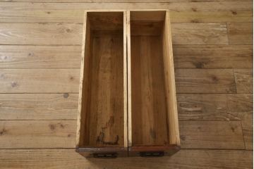 階段箪笥を綺麗に再生!ケヤキ材の天板を取付け、収納部に棚板を追加。ワントーン程落ち着いた色味に着色仕上げ。