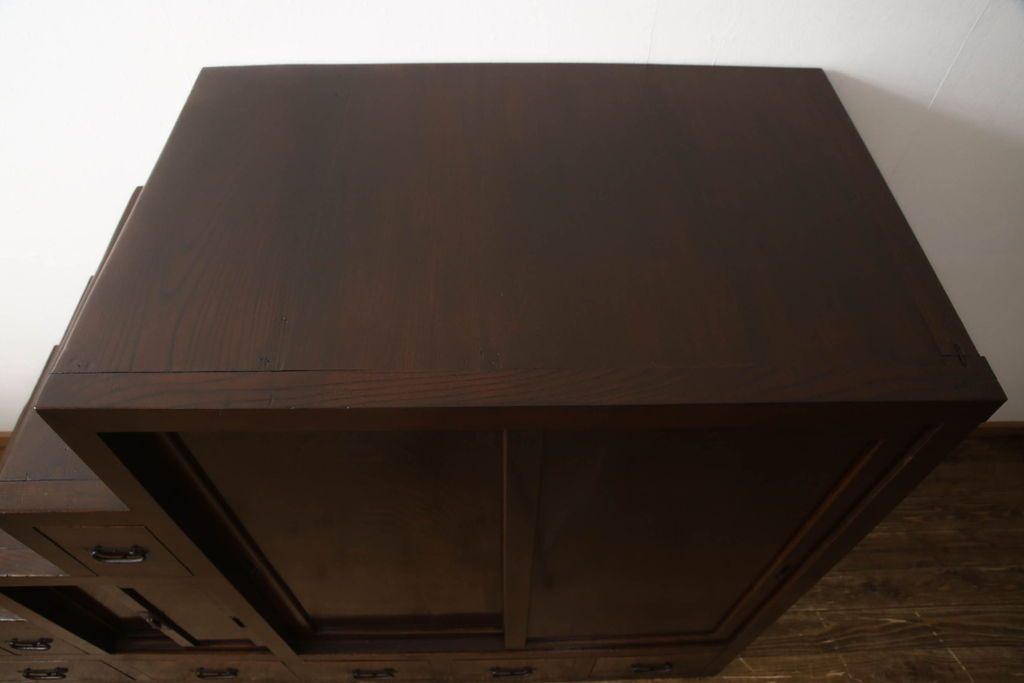 階段箪笥を綺麗に再生!ケヤキ材の天板を取付け、収納部に棚板を追加。ワントーン程落ち着いた色味に着色仕上げ。