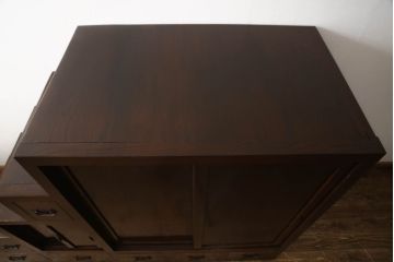 階段箪笥を綺麗に再生!ケヤキ材の天板を取付け、収納部に棚板を追加。ワントーン程落ち着いた色味に着色仕上げ。