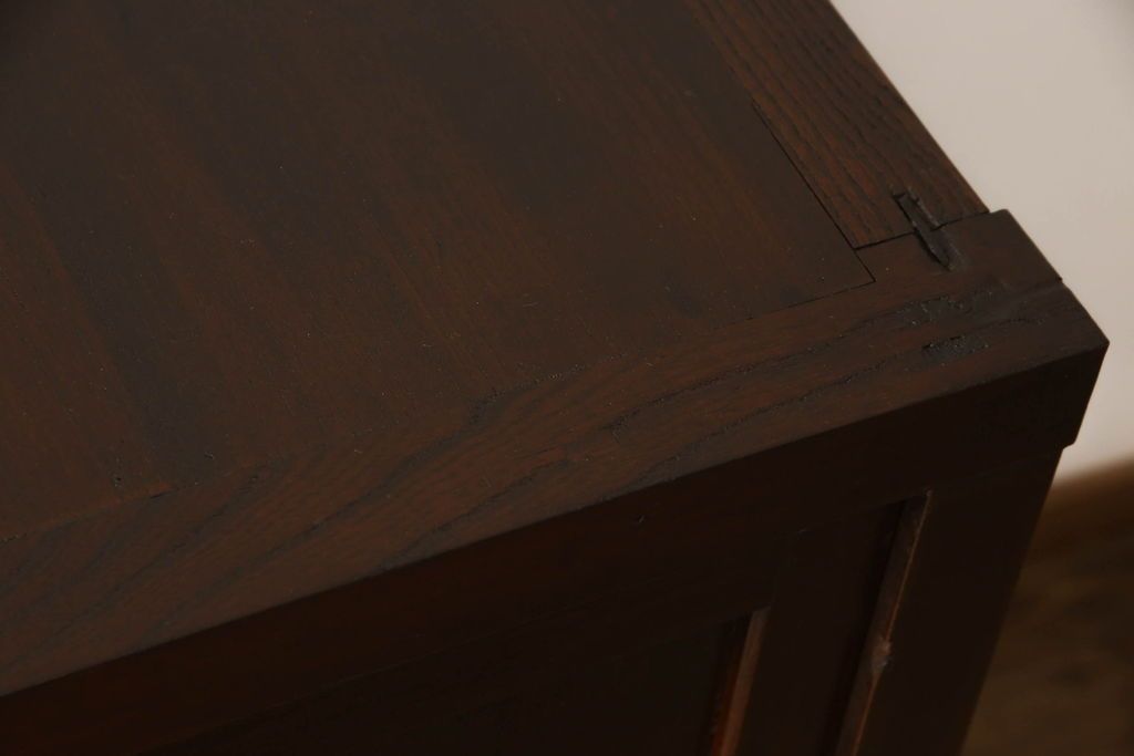 階段箪笥を綺麗に再生!ケヤキ材の天板を取付け、収納部に棚板を追加。ワントーン程落ち着いた色味に着色仕上げ。