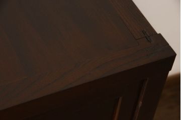 階段箪笥を綺麗に再生!ケヤキ材の天板を取付け、収納部に棚板を追加。ワントーン程落ち着いた色味に着色仕上げ。