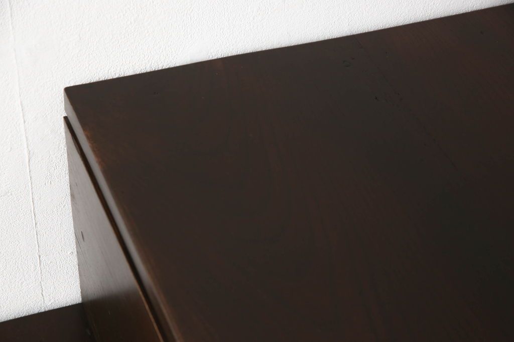 階段箪笥を綺麗に再生!ケヤキ材の天板を取付け、収納部に棚板を追加。ワントーン程落ち着いた色味に着色仕上げ。