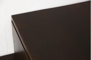 階段箪笥を綺麗に再生!ケヤキ材の天板を取付け、収納部に棚板を追加。ワントーン程落ち着いた色味に着色仕上げ。