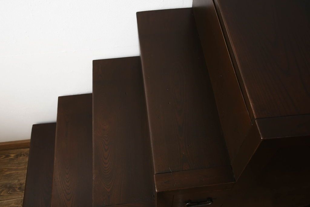 階段箪笥を綺麗に再生!ケヤキ材の天板を取付け、収納部に棚板を追加。ワントーン程落ち着いた色味に着色仕上げ。