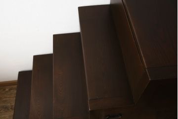 階段箪笥を綺麗に再生!ケヤキ材の天板を取付け、収納部に棚板を追加。ワントーン程落ち着いた色味に着色仕上げ。