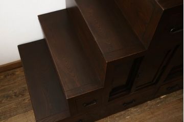 階段箪笥を綺麗に再生!ケヤキ材の天板を取付け、収納部に棚板を追加。ワントーン程落ち着いた色味に着色仕上げ。