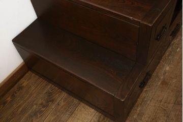 階段箪笥を綺麗に再生!ケヤキ材の天板を取付け、収納部に棚板を追加。ワントーン程落ち着いた色味に着色仕上げ。