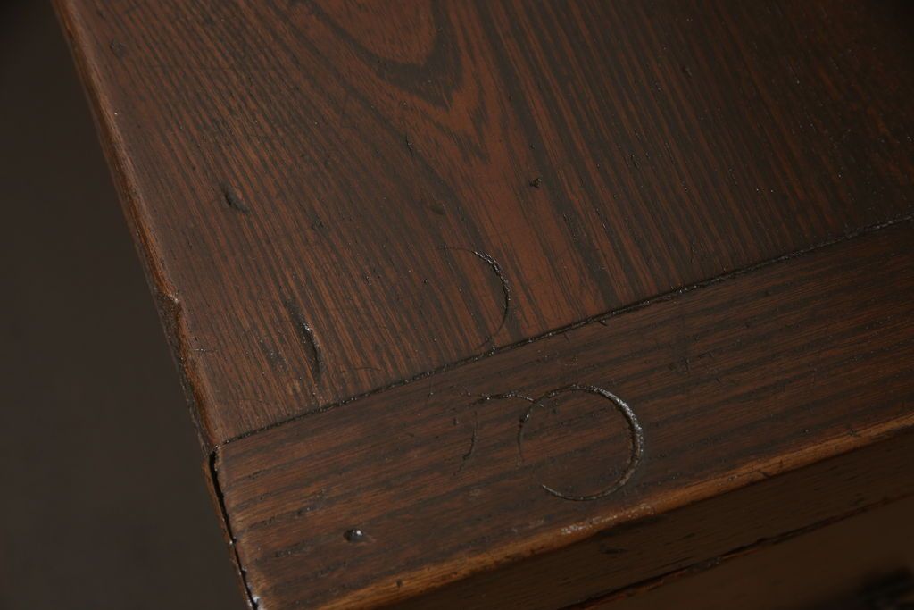 階段箪笥を綺麗に再生!ケヤキ材の天板を取付け、収納部に棚板を追加。ワントーン程落ち着いた色味に着色仕上げ。