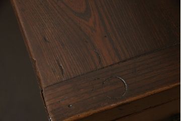 階段箪笥を綺麗に再生!ケヤキ材の天板を取付け、収納部に棚板を追加。ワントーン程落ち着いた色味に着色仕上げ。