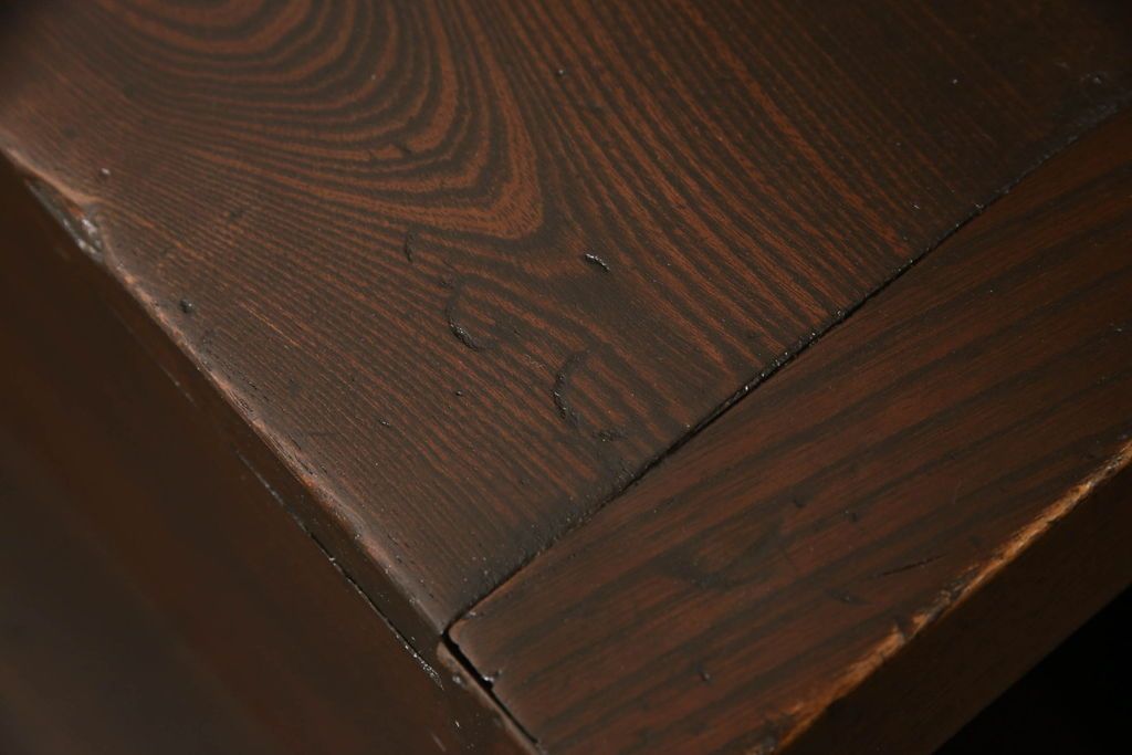 階段箪笥を綺麗に再生!ケヤキ材の天板を取付け、収納部に棚板を追加。ワントーン程落ち着いた色味に着色仕上げ。