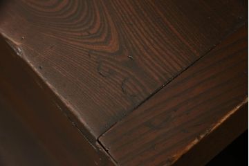 階段箪笥を綺麗に再生!ケヤキ材の天板を取付け、収納部に棚板を追加。ワントーン程落ち着いた色味に着色仕上げ。