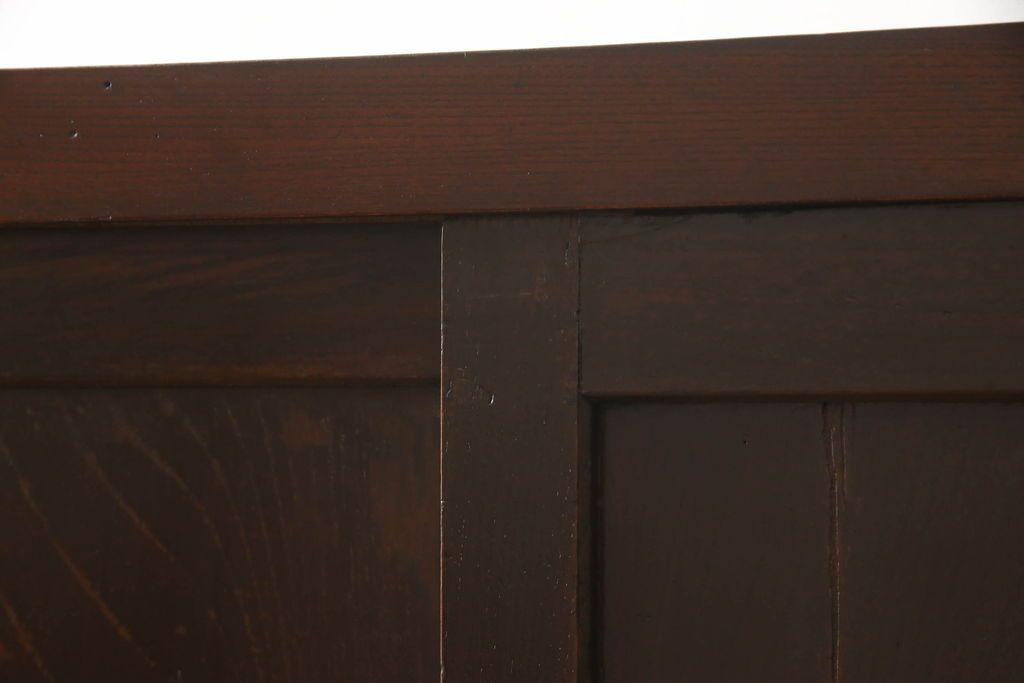 階段箪笥を綺麗に再生!ケヤキ材の天板を取付け、収納部に棚板を追加。ワントーン程落ち着いた色味に着色仕上げ。