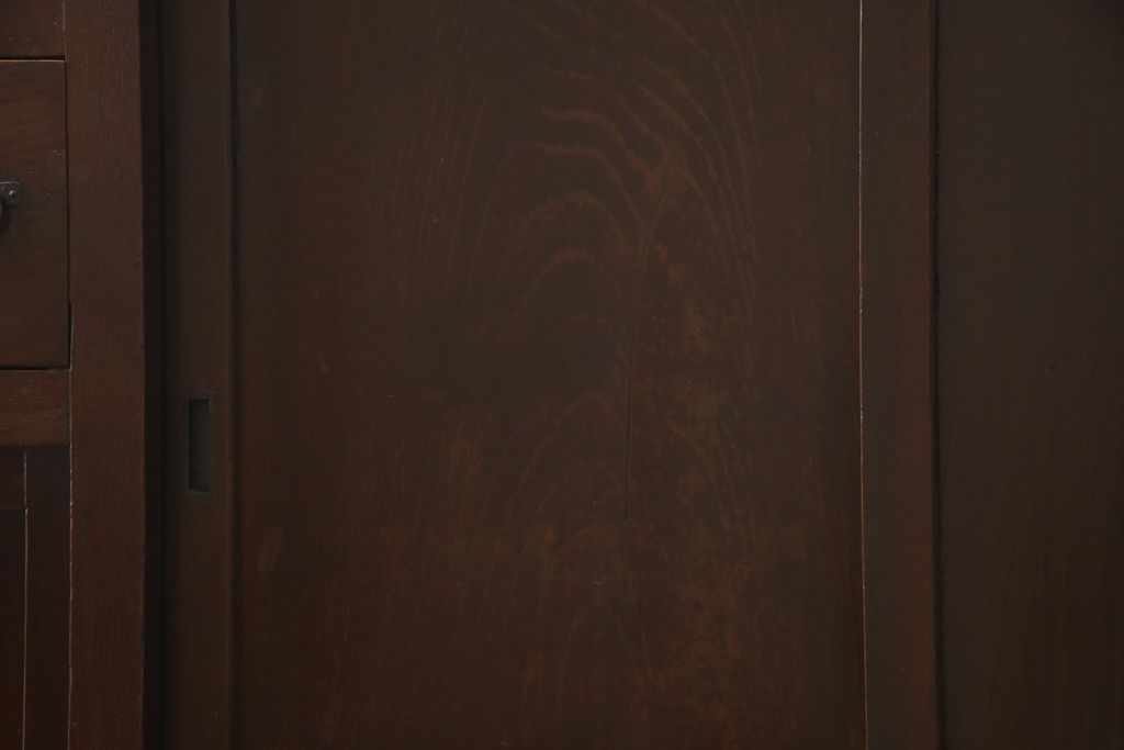 階段箪笥を綺麗に再生!ケヤキ材の天板を取付け、収納部に棚板を追加。ワントーン程落ち着いた色味に着色仕上げ。