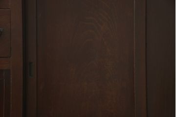 階段箪笥を綺麗に再生!ケヤキ材の天板を取付け、収納部に棚板を追加。ワントーン程落ち着いた色味に着色仕上げ。