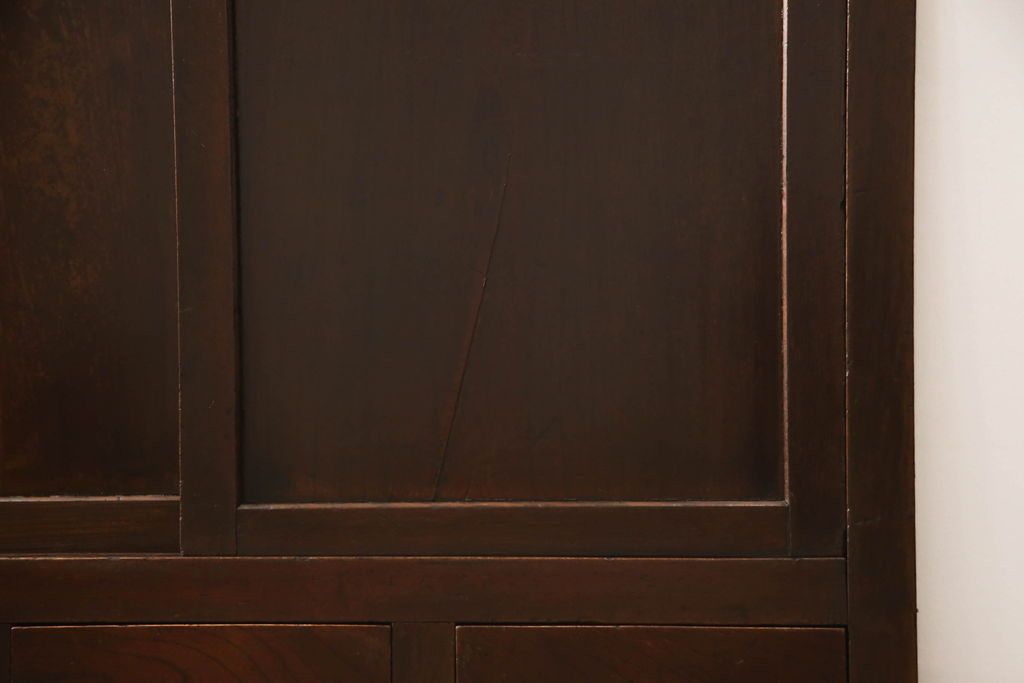 階段箪笥を綺麗に再生!ケヤキ材の天板を取付け、収納部に棚板を追加。ワントーン程落ち着いた色味に着色仕上げ。