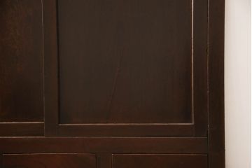 階段箪笥を綺麗に再生!ケヤキ材の天板を取付け、収納部に棚板を追加。ワントーン程落ち着いた色味に着色仕上げ。