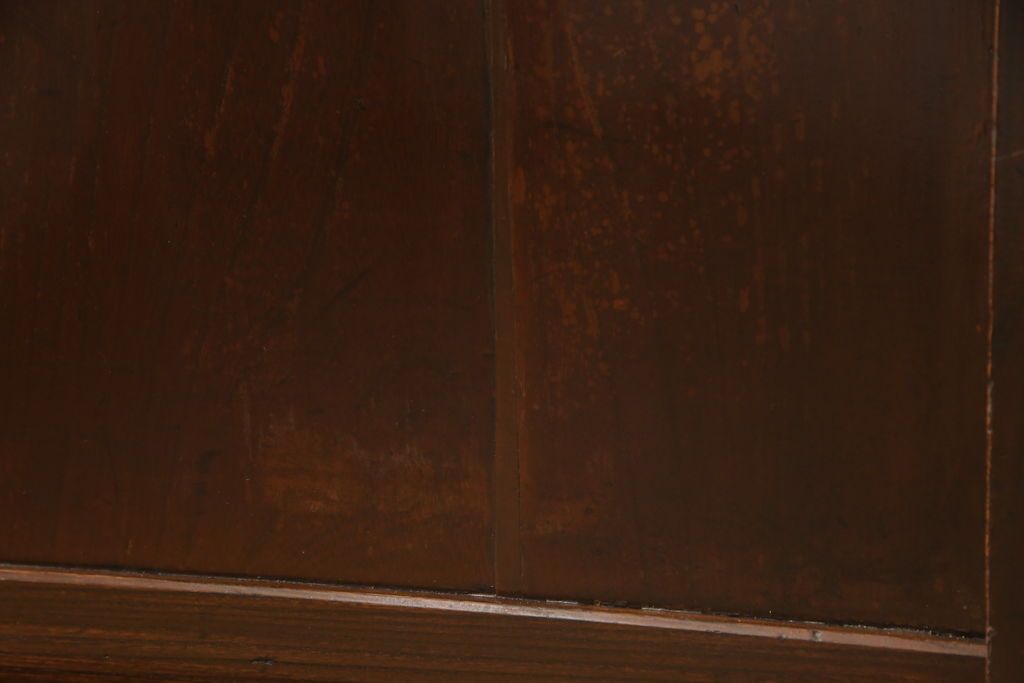 階段箪笥を綺麗に再生!ケヤキ材の天板を取付け、収納部に棚板を追加。ワントーン程落ち着いた色味に着色仕上げ。