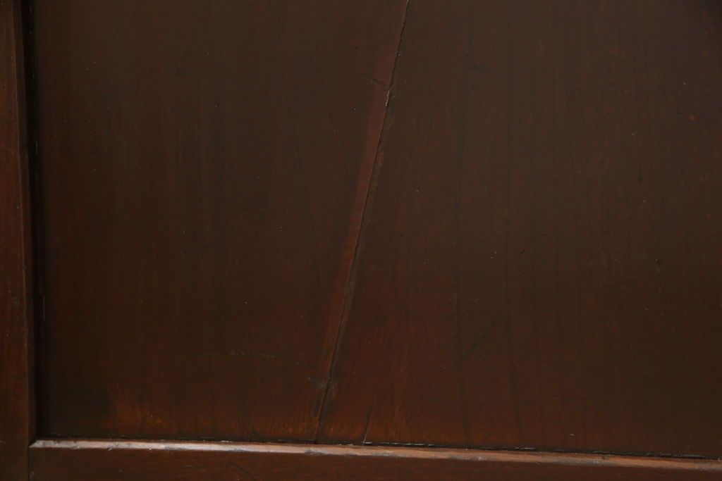 階段箪笥を綺麗に再生!ケヤキ材の天板を取付け、収納部に棚板を追加。ワントーン程落ち着いた色味に着色仕上げ。