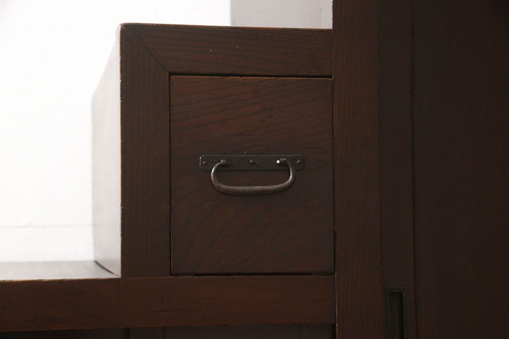 階段箪笥を綺麗に再生!ケヤキ材の天板を取付け、収納部に棚板を追加。ワントーン程落ち着いた色味に着色仕上げ。