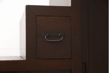 階段箪笥を綺麗に再生!ケヤキ材の天板を取付け、収納部に棚板を追加。ワントーン程落ち着いた色味に着色仕上げ。