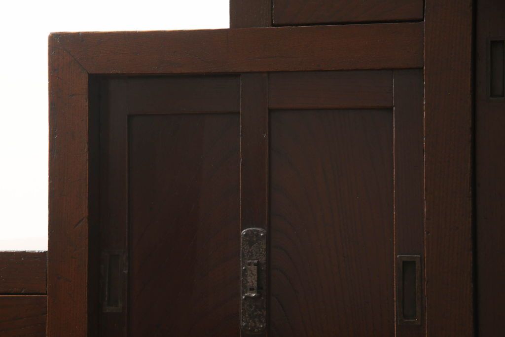 階段箪笥を綺麗に再生!ケヤキ材の天板を取付け、収納部に棚板を追加。ワントーン程落ち着いた色味に着色仕上げ。