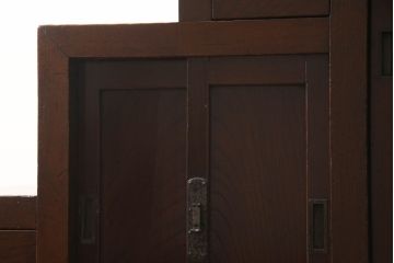 階段箪笥を綺麗に再生!ケヤキ材の天板を取付け、収納部に棚板を追加。ワントーン程落ち着いた色味に着色仕上げ。