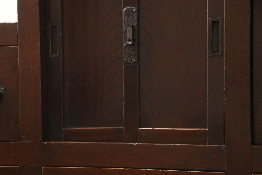 階段箪笥を綺麗に再生!ケヤキ材の天板を取付け、収納部に棚板を追加。ワントーン程落ち着いた色味に着色仕上げ。